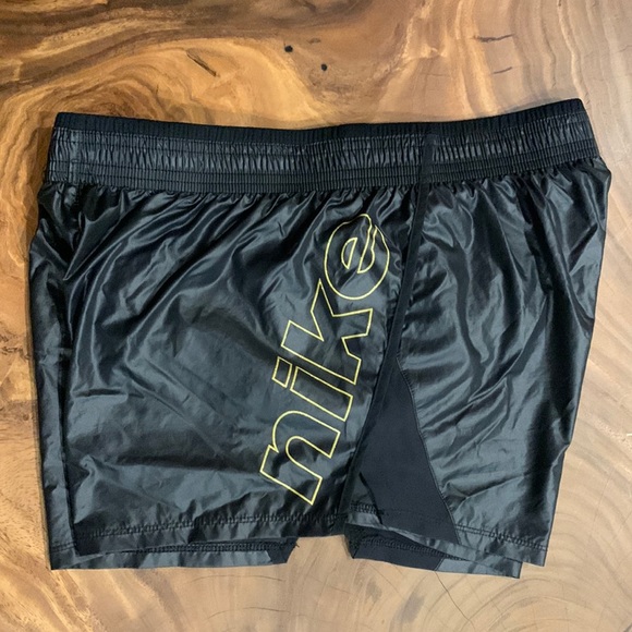 Nike athletic running shorts - Picture 3 of 9